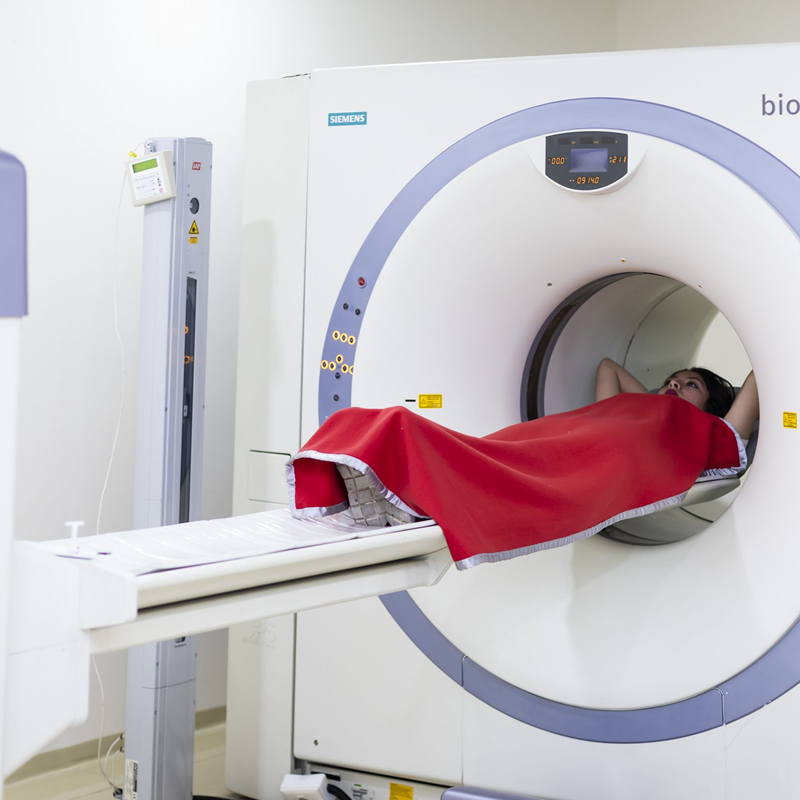 El PET/TC PSMA mejora la elección de terapias y evita efectos secundarios.